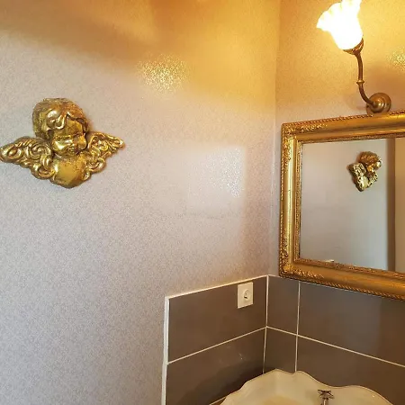 לינה וארוחת בוקר Chateau De Perpezat 3*