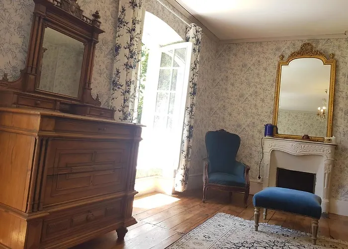 Oda ve Kahvaltı Chateau De Perpezat 3*