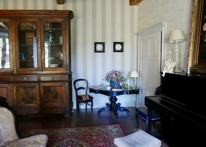 Oda ve Kahvaltı Chateau De Perpezat 3*